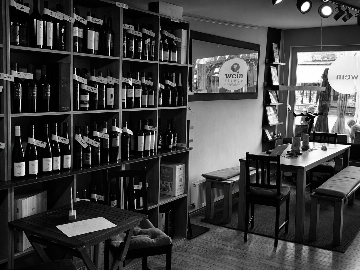 Weinregale und Sitzgelegenheiten im Ladenlokal der WEINSTIEGE
